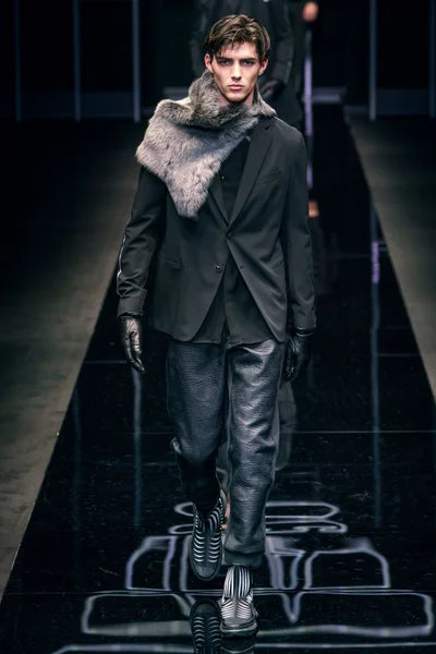 Look 16
